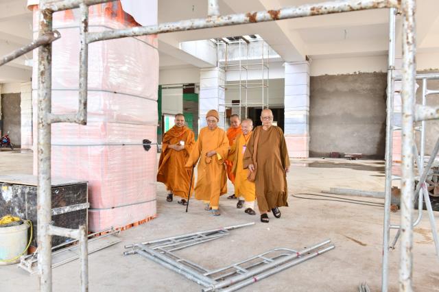 HT. Thích Tịnh Hạnh và HT. Thích Thiện Tánh thăm hội đồng thi