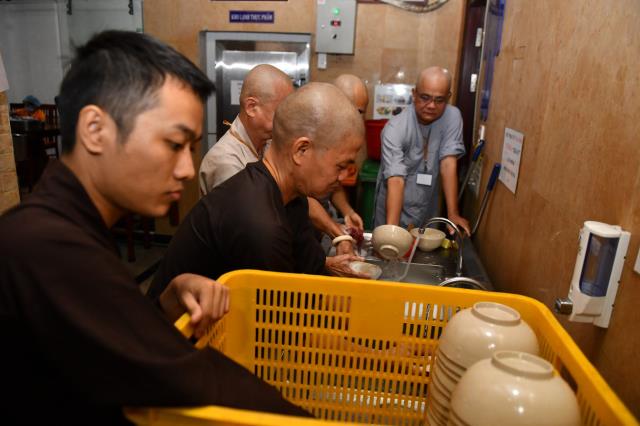 Chùm ảnh: Hành giả chấp tác trong ngày đầu tiên khóa tu &quot;Xuất gia gieo duyên&quot;