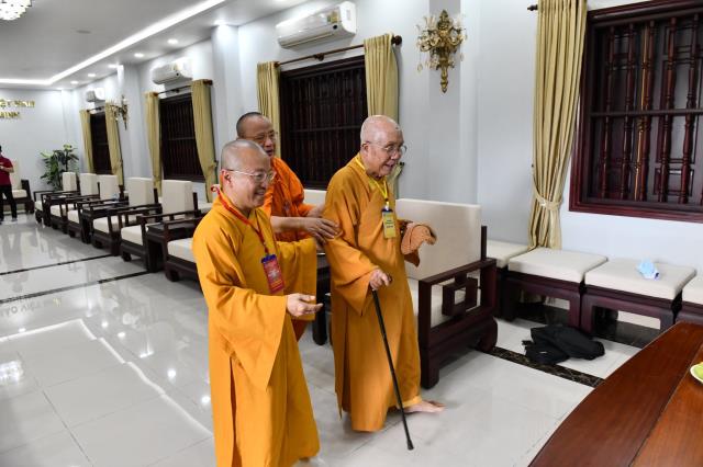 HT. Thích Tịnh Hạnh và HT. Thích Thiện Tánh thăm hội đồng thi