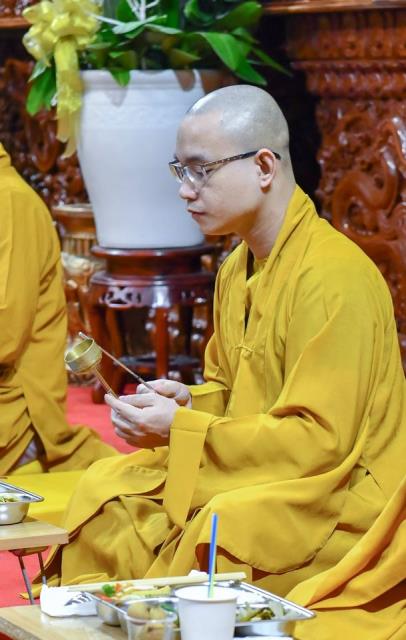 Chùm ảnh: Ăn cơm trong chánh niệm trưa ngày 14/09/2020