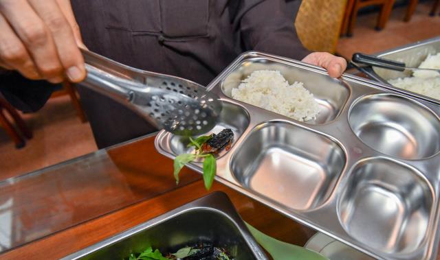 Chùm ảnh: Ăn cơm trong chánh niệm chiều ngày 14/09/2020
