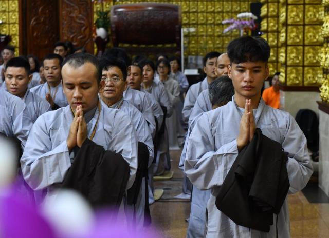 Xúc động giây phút cạo tóc cho gần 100 hành giả trong lễ khai mạc khóa tu &quot;Xuất gia gieo duyên&quot; lần 7 tại chùa Giác Ngộ