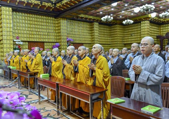 Chùm ảnh: Tụng Kinh và ngồi thiền sáng 17/09/2020