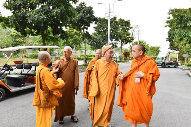 HT. Thích Tịnh Hạnh và HT. Thích Thiện Tánh thăm hội đồng thi