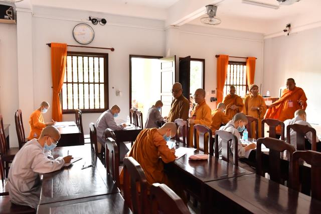 HT. Thích Tịnh Hạnh và HT. Thích Thiện Tánh thăm hội đồng thi