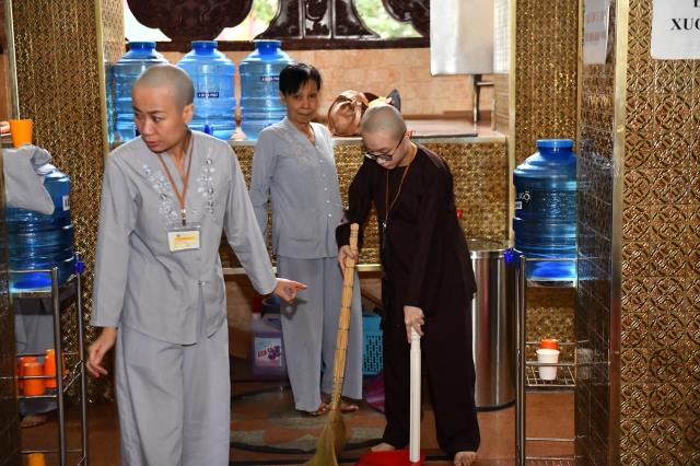 Chùm ảnh: Hành giả chấp tác trong ngày đầu tiên khóa tu &quot;Xuất gia gieo duyên&quot;