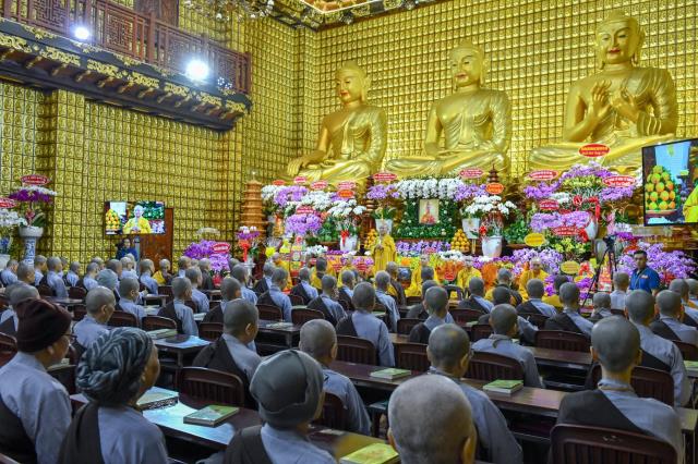 Chùm ảnh: Tụng Kinh và ngồi thiền sáng 17/09/2020