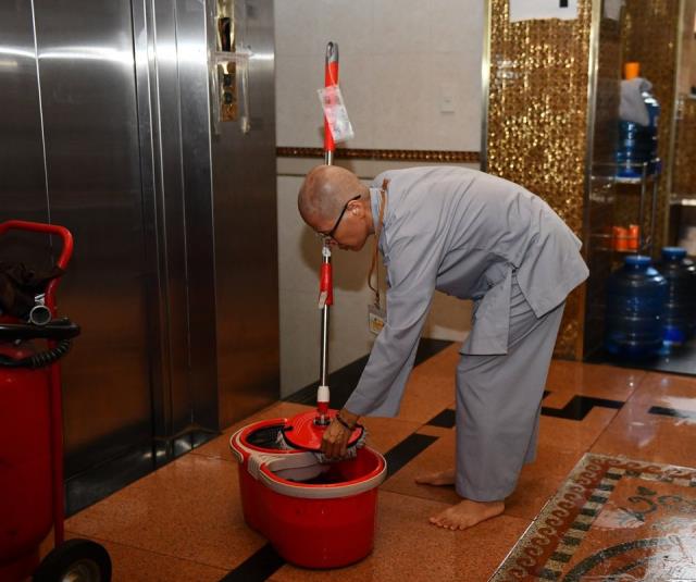 Chùm ảnh: Hành giả chấp tác trong ngày đầu tiên khóa tu &quot;Xuất gia gieo duyên&quot;
