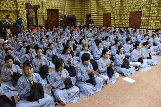 Xúc động giây phút cạo tóc cho gần 100 hành giả trong lễ khai mạc khóa tu &quot;Xuất gia gieo duyên&quot; lần 7 tại chùa Giác Ngộ