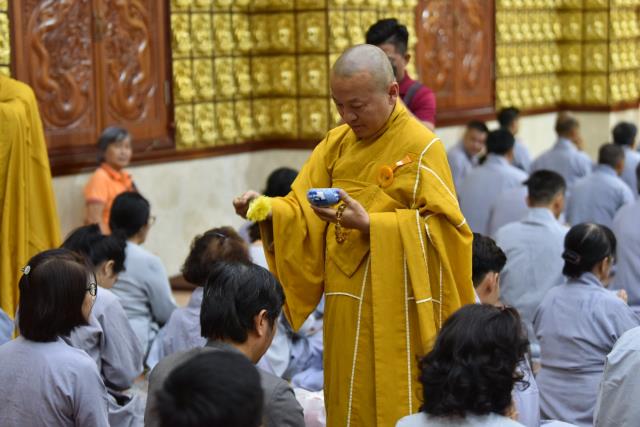 Xúc động giây phút cạo tóc cho gần 100 hành giả trong lễ khai mạc khóa tu &quot;Xuất gia gieo duyên&quot; lần 7 tại chùa Giác Ngộ