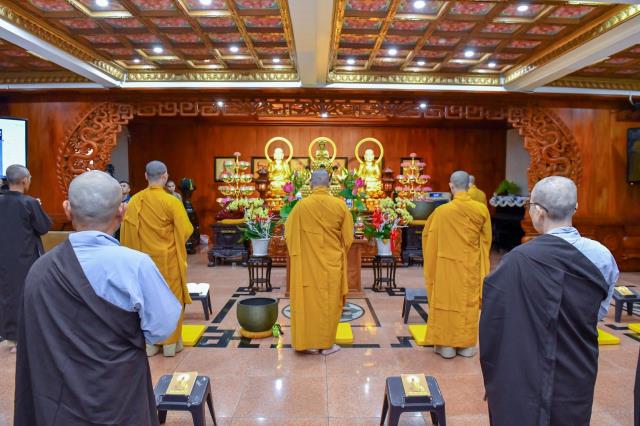 Chùm ảnh: Buổi lạy Phật đầu tiên trong khóa tu &quot;Xuất gia gieo duyên&quot; (lần 7)