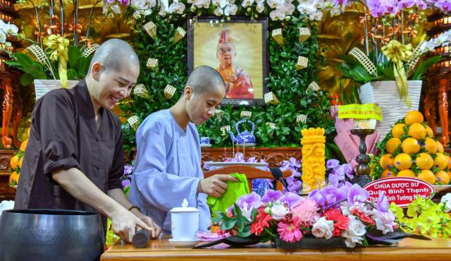 Chùm ảnh: Ăn trong chánh niệm và chấp tác ngày 18/09/2020