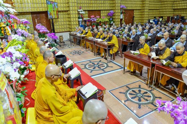 Chùm ảnh: Tụng Kinh và ngồi thiền sáng 17/09/2020