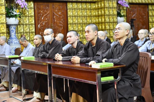 TT. Nhật Từ giúp hành giả tháo gỡ những hoài nghi trong khóa tu &quot;Xuất gia gieo duyên&quot;