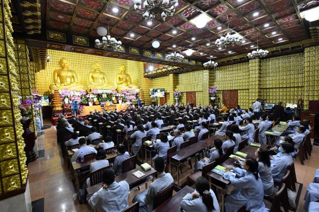 TT. Nhật Từ giúp hành giả tháo gỡ những hoài nghi trong khóa tu &quot;Xuất gia gieo duyên&quot;