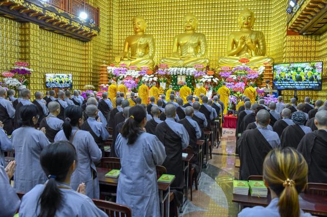 Chùm ảnh: Tụng Kinh và ngồi thiền sáng 17/09/2020