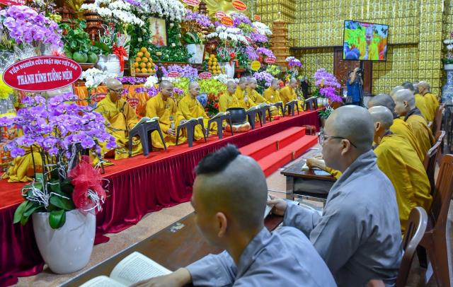 Chùm ảnh: Tụng Kinh và ngồi thiền sáng 17/09/2020