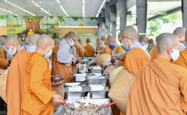 ĂN CƠM TRONG CHÁNH NIỆM TRONG NGÀY MÃN HẠ TẠI HVPGVN TP. HCM (CƠ SỞ II)