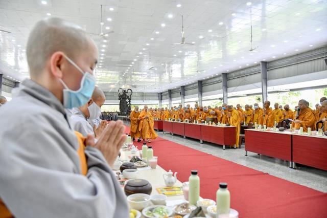 ĂN CƠM TRONG CHÁNH NIỆM TRONG NGÀY MÃN HẠ TẠI HVPGVN TP. HCM (CƠ SỞ II)