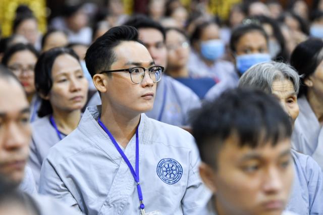 Thầy Nhật Từ trả lời các câu hỏi về bão lũ miền Trung trong khóa tu Ngày an lạc