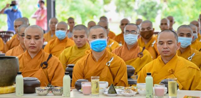 ĂN CƠM TRONG CHÁNH NIỆM TRONG NGÀY MÃN HẠ TẠI HVPGVN TP. HCM (CƠ SỞ II)