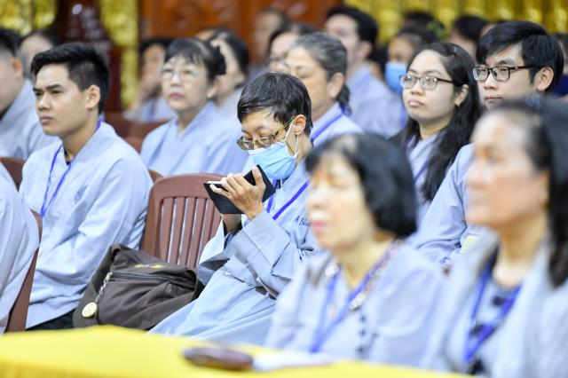 Thầy Nhật Từ trả lời các câu hỏi về bão lũ miền Trung trong khóa tu Ngày an lạc