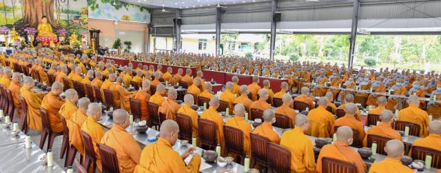 ĂN CƠM TRONG CHÁNH NIỆM TRONG NGÀY MÃN HẠ TẠI HVPGVN TP. HCM (CƠ SỞ II)
