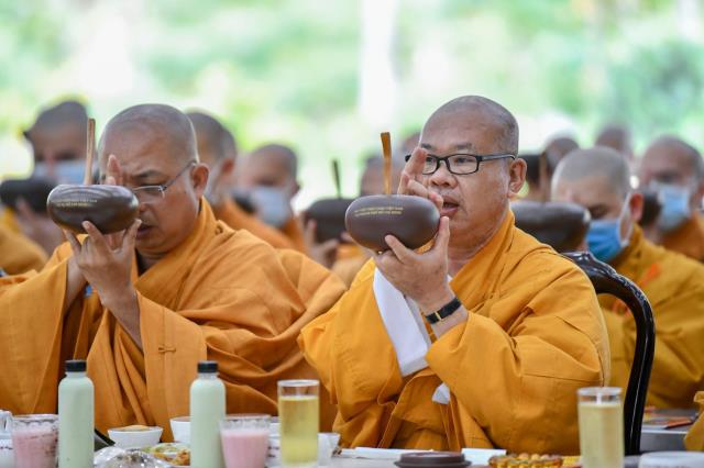ĂN CƠM TRONG CHÁNH NIỆM TRONG NGÀY MÃN HẠ TẠI HVPGVN TP. HCM (CƠ SỞ II)