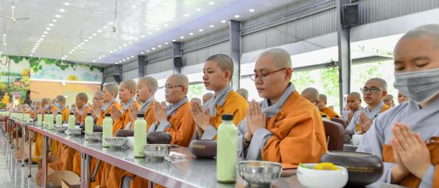 ĂN CƠM TRONG CHÁNH NIỆM TRONG NGÀY MÃN HẠ TẠI HVPGVN TP. HCM (CƠ SỞ II)