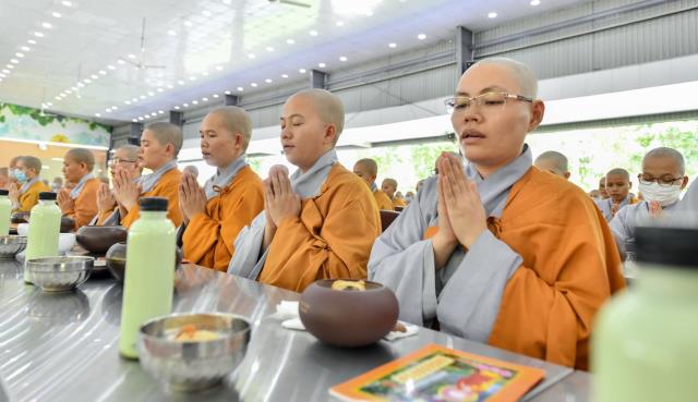 ĂN CƠM TRONG CHÁNH NIỆM TRONG NGÀY MÃN HẠ TẠI HVPGVN TP. HCM (CƠ SỞ II)