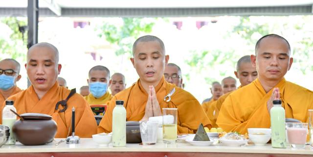 ĂN CƠM TRONG CHÁNH NIỆM TRONG NGÀY MÃN HẠ TẠI HVPGVN TP. HCM (CƠ SỞ II)