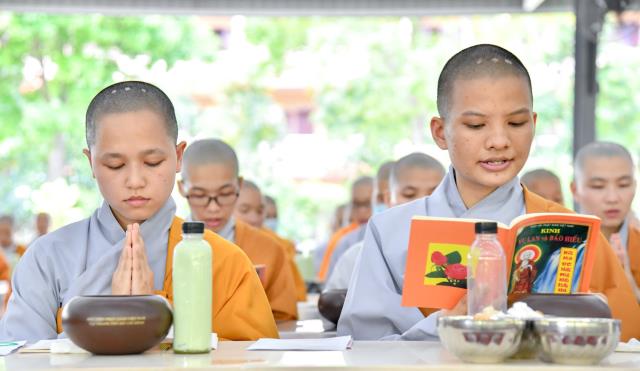 ĂN CƠM TRONG CHÁNH NIỆM TRONG NGÀY MÃN HẠ TẠI HVPGVN TP. HCM (CƠ SỞ II)