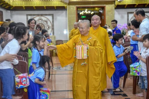Tết Trông Trăng Tràn Ngập Yêu Thương Tại Chùa Giác Ngộ