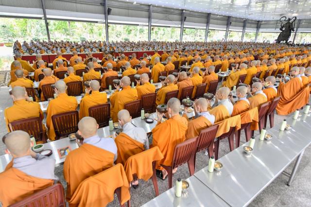 ĂN CƠM TRONG CHÁNH NIỆM TRONG NGÀY MÃN HẠ TẠI HVPGVN TP. HCM (CƠ SỞ II)