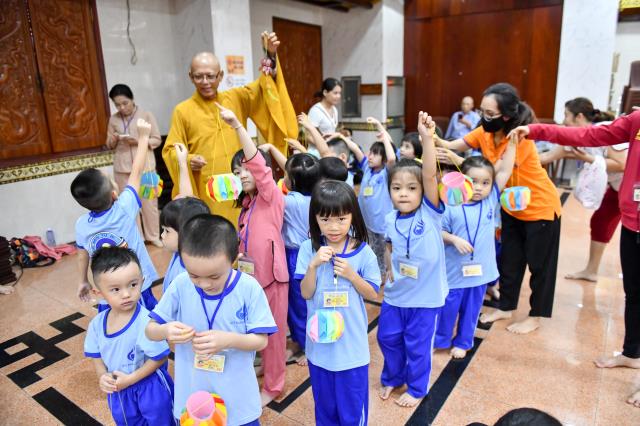 Không khí trung thu tràn ngập khóa tu Búp sen từ bi