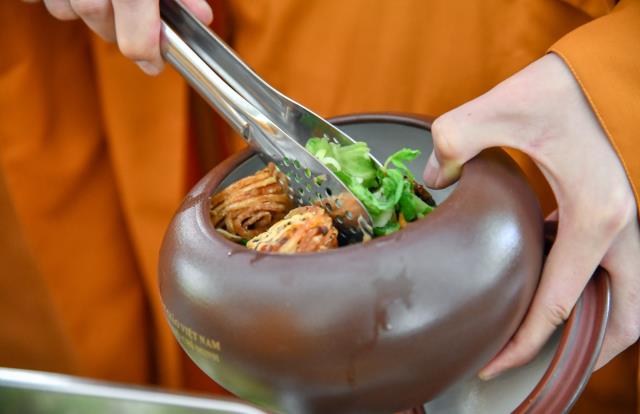 ĂN CƠM TRONG CHÁNH NIỆM TRONG NGÀY MÃN HẠ TẠI HVPGVN TP. HCM (CƠ SỞ II)