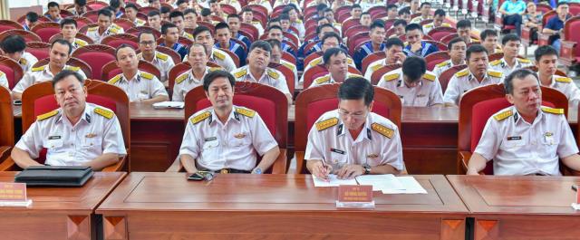 TT. Nhật Từ thăm cán bộ Bộ Tư lệnh Vùng 2 Hải quân