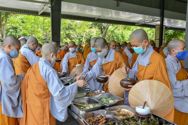 ĂN CƠM TRONG CHÁNH NIỆM TRONG NGÀY MÃN HẠ TẠI HVPGVN TP. HCM (CƠ SỞ II)
