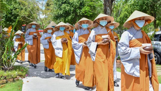 ĂN CƠM TRONG CHÁNH NIỆM TRONG NGÀY MÃN HẠ TẠI HVPGVN TP. HCM (CƠ SỞ II)