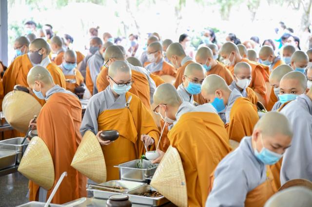 ĂN CƠM TRONG CHÁNH NIỆM TRONG NGÀY MÃN HẠ TẠI HVPGVN TP. HCM (CƠ SỞ II)