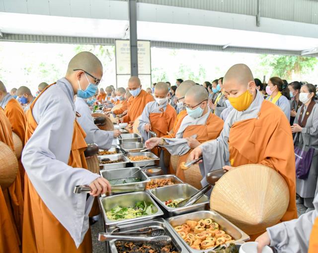 ĂN CƠM TRONG CHÁNH NIỆM TRONG NGÀY MÃN HẠ TẠI HVPGVN TP. HCM (CƠ SỞ II)