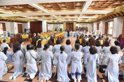 Quỹ Đạo Phật Ngày Nay Cúng Dường Trai Tăng Mùa An Cư Kiết Hạ Tại Chùa Giác Ngộ