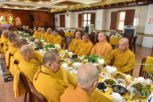 Quỹ Đạo Phật Ngày Nay Cúng Dường Trai Tăng Mùa An Cư Kiết Hạ Tại Chùa Giác Ngộ