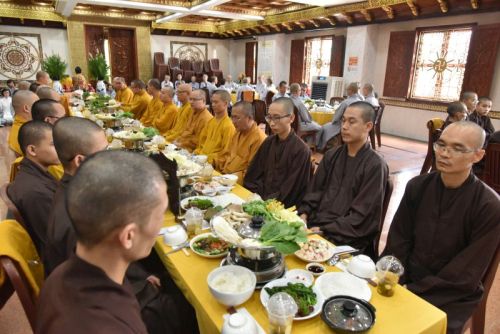 Quỹ Đạo Phật Ngày Nay Cúng Dường Trai Tăng Mùa An Cư Kiết Hạ Tại Chùa Giác Ngộ