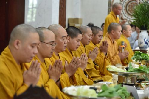 Quỹ Đạo Phật Ngày Nay Cúng Dường Trai Tăng Mùa An Cư Kiết Hạ Tại Chùa Giác Ngộ