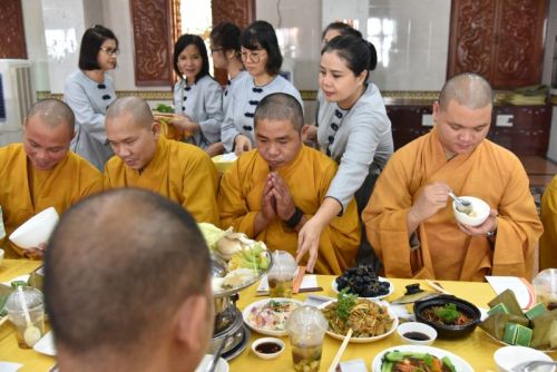 Quỹ Đạo Phật Ngày Nay Cúng Dường Trai Tăng Mùa An Cư Kiết Hạ Tại Chùa Giác Ngộ