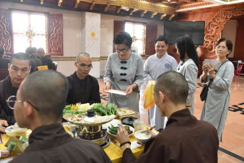 Quỹ Đạo Phật Ngày Nay Cúng Dường Trai Tăng Mùa An Cư Kiết Hạ Tại Chùa Giác Ngộ