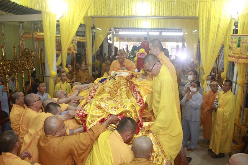 Đồng Tháp: Trang nghiêm lễ nhập kim quan Đại lão Hòa thượng Thích Thiện Huệ