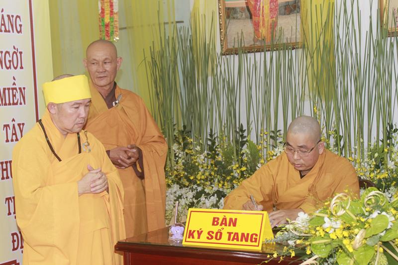 Đồng Tháp: Các đoàn phúng viếng lễ tang cố Đại lão Hòa thượng Thích Thiện Huệ