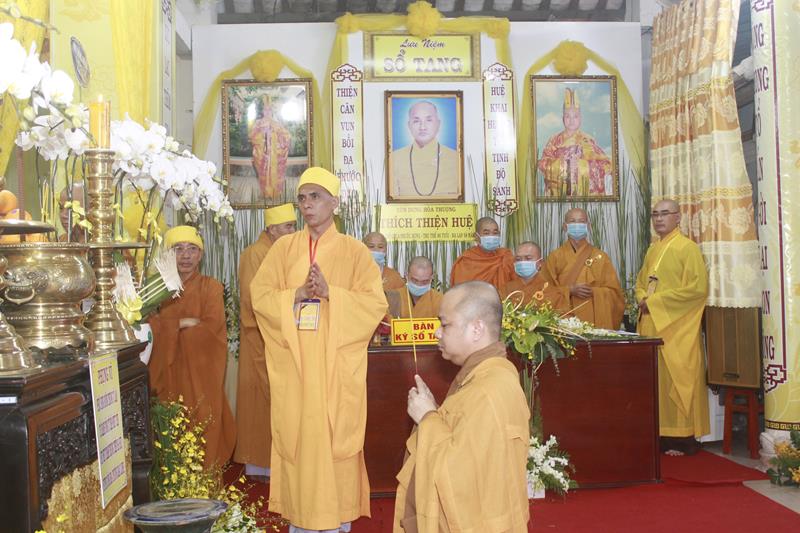 Đồng Tháp: Cung thỉnh Linh mô cố HT. Thích Thiện Huệ thăm Trường TCPH Đồng Tháp
